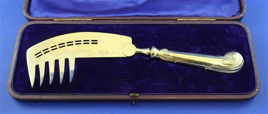 A cased Edwardian silver gilt combination fish slice/fork, 10.25in.